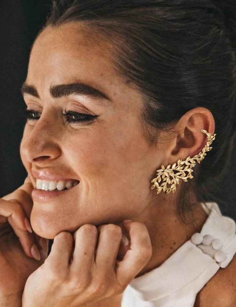 Novia luciendo los pendientes asimétricos Chantilly de 6.5cm en plata chapado en oro amarillo 18k con circonitas blancas.