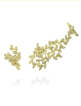 Pendientes asimétricos de novia modelo Chantilly en plata bañada en oro de 18 quilates.