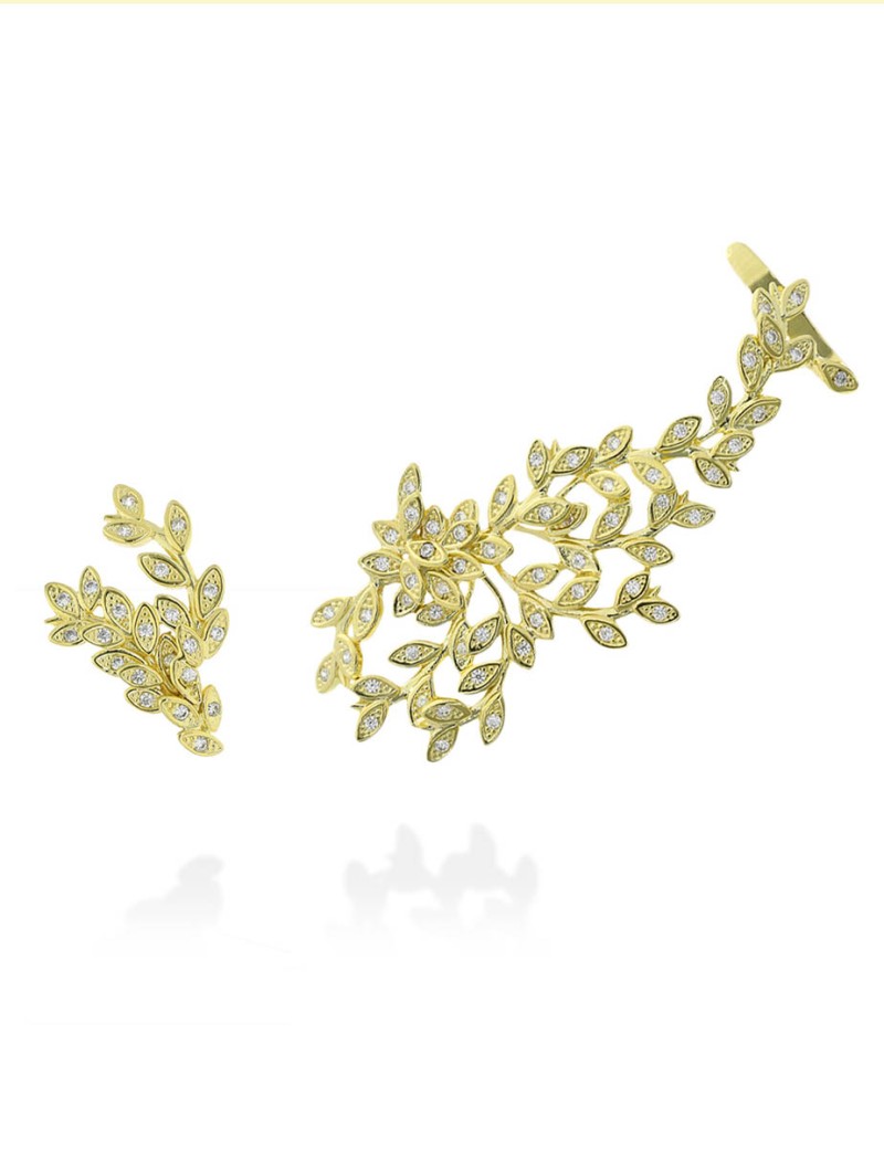 Pendientes asimétricos de novia modelo Chantilly en plata bañada en oro de 18 quilates.