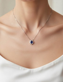 Detalle de la escala y brillo del colgante Victoria con zafiro azul puesto en una modelo.