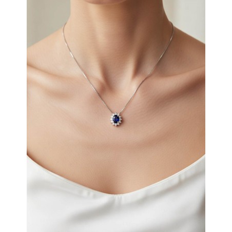 Detalle de la escala y brillo del colgante Victoria con zafiro azul puesto en una modelo.