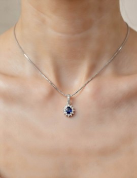 Colgante Zafiro Oval 0.50ct y 16 Diamantes. Oro Blanco 18k