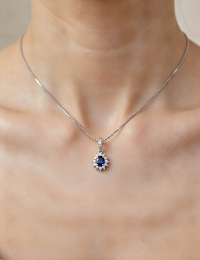 Colgante Zafiro Oval 0.50ct y 16 Diamantes. Oro Blanco 18k