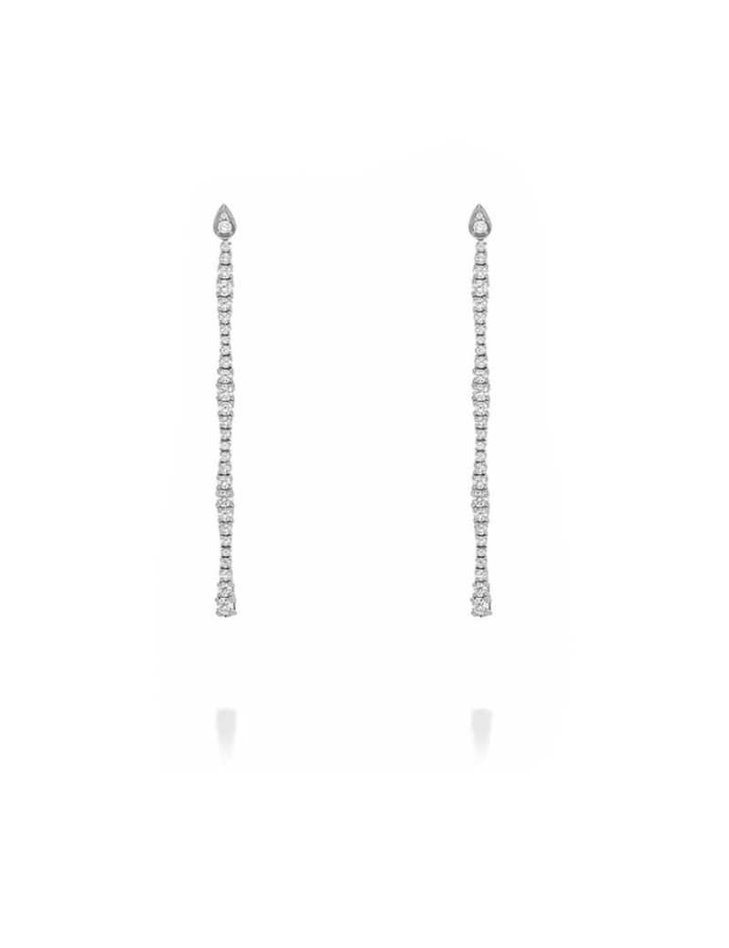 Pendientes de novia largos tipo Riviere modelo Iris de 6 cm en plata con circonitas blancas y forma de lágrima.