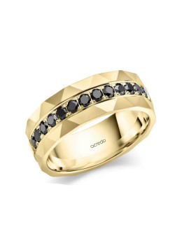 Anillo para caballero de 7.5mm de ancho en oro amarillo con trece diamantes negros engastados en el centro y acabado facetado.