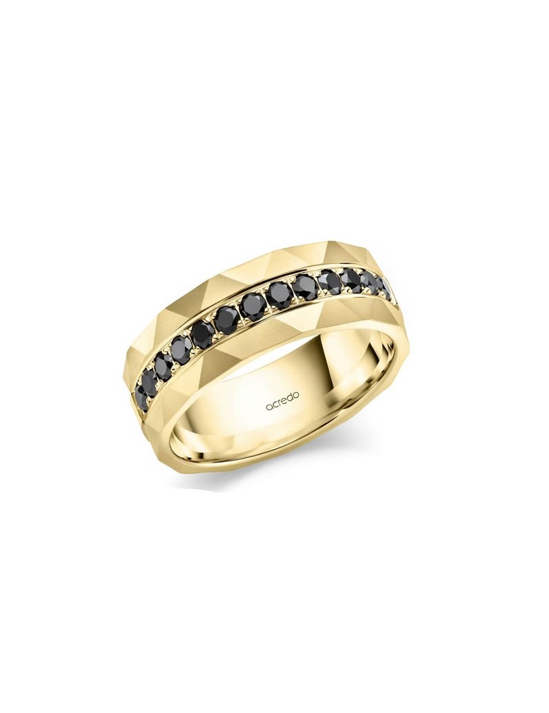 Anillo para caballero de 7.5mm de ancho en oro amarillo con trece diamantes negros engastados en el centro y acabado facetado.