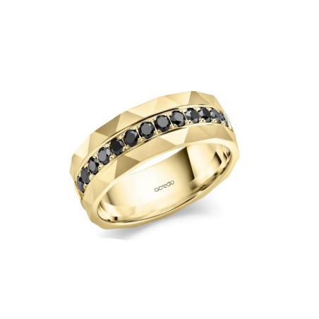 Anillo para caballero de 7.5mm de ancho en oro amarillo con trece diamantes negros engastados en el centro y acabado facetado.