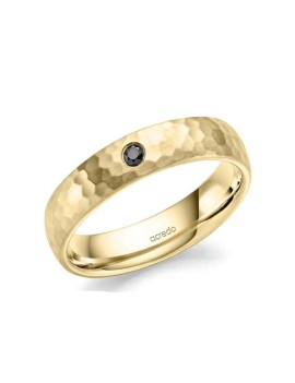 Anillo de 5mm de ancho en oro con acabado de textura martilleada y un diamante negro central de talla brillante.