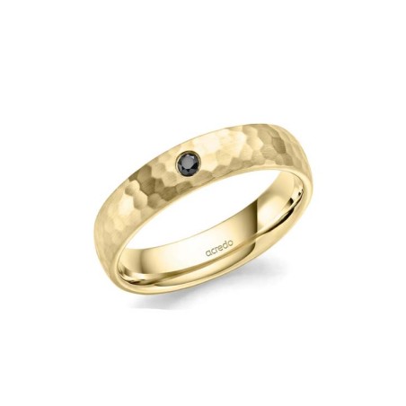 Anillo de 5mm de ancho en oro con acabado de textura martilleada y un diamante negro central de talla brillante.