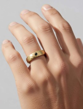 Anillo Martillado con Diamante Negro 0.05ct. · Joyería Marga Mira