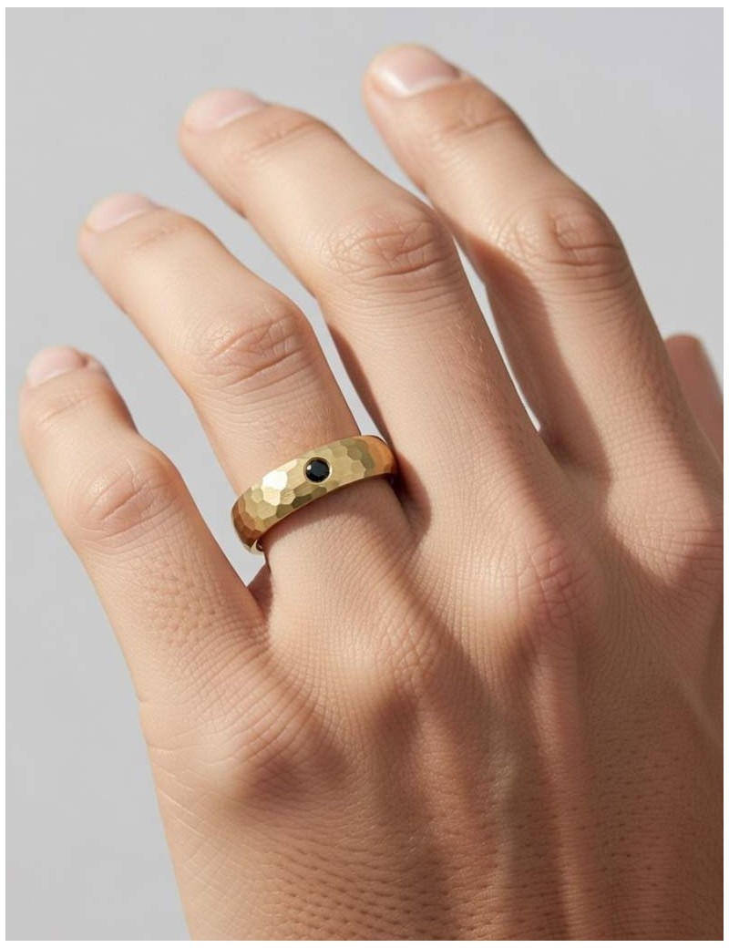 Anillo Martillado con Diamante Negro 0.05ct. · Joyería Marga Mira