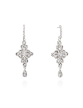 Pendientes de novia largos modelo Victoria de 5 cm con diseño barroco en plata y circonitas blancas.