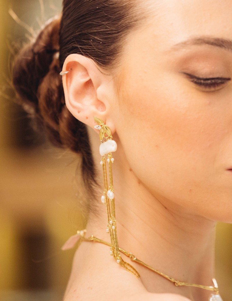 Pendientes largos 12 cm en cascada con perlas cultivadas. Baño oro 18k