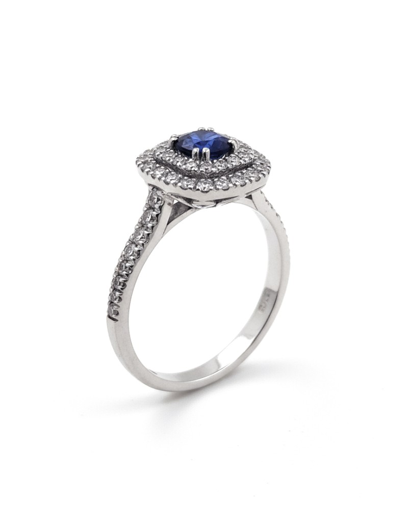 Detalle del zafiro azul 0,80 ct con halo doble