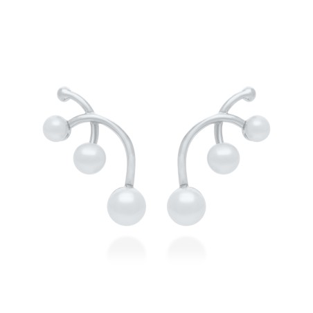 Pendientes de novia modelo Yi realizados en plata con perlas cultivadas y diseño curvo de 2cm.