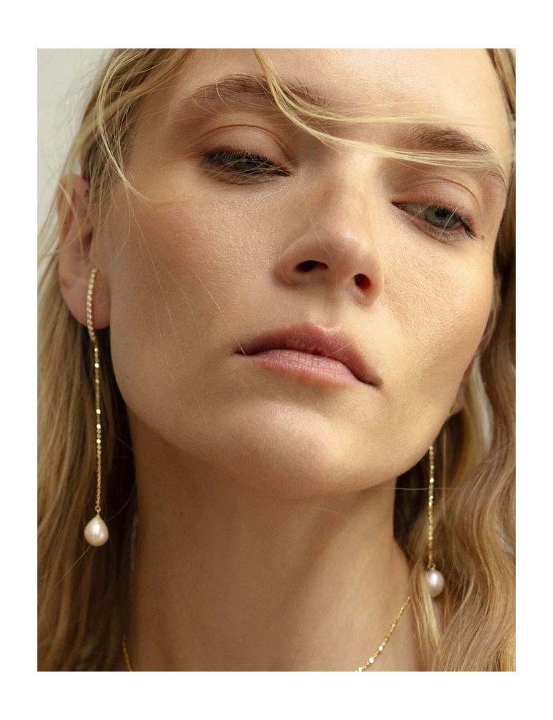 Pendientes largos de 10cm con perlas y baño de oro 18k · Marga Mira