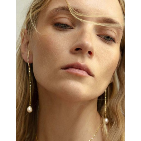 Pendientes largos de 10cm con perlas y baño de oro 18k · Marga Mira