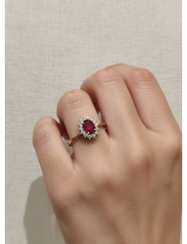 Anillo de compromiso con rubí y diamantes Victoria en elegante mano de mujer