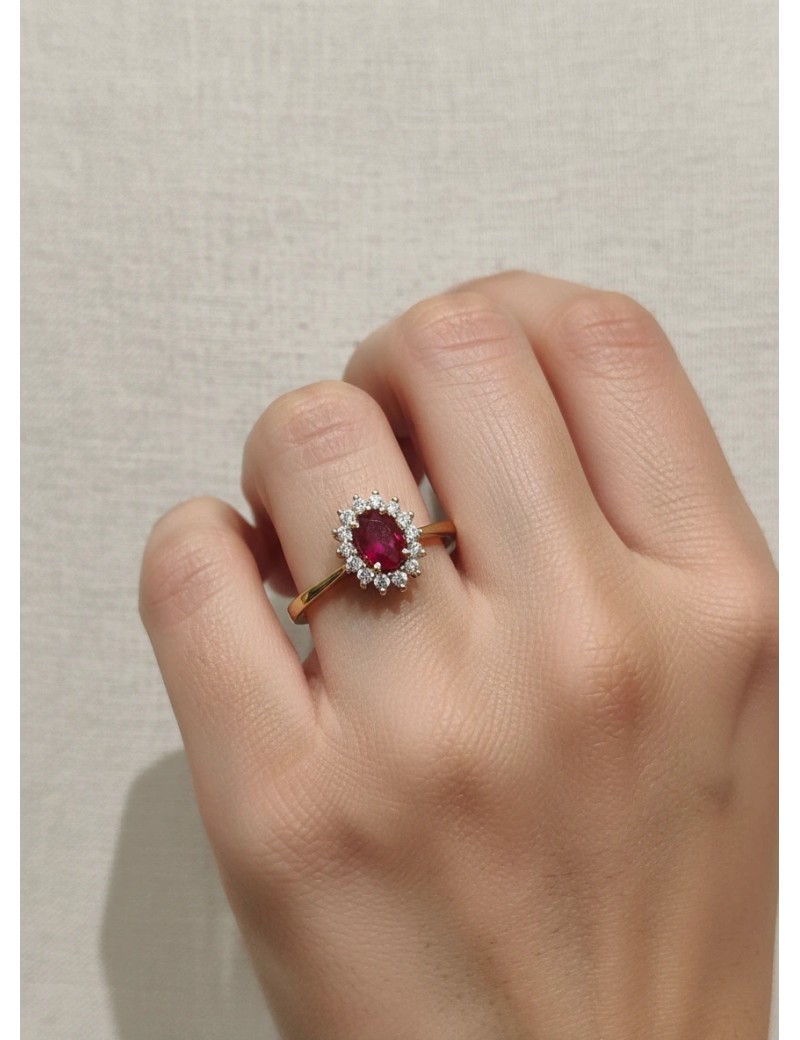 Anillo de compromiso con rubí y diamantes Victoria en elegante mano de mujer