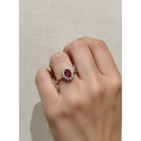 Anillo de compromiso con rubí y diamantes Victoria en elegante mano de mujer