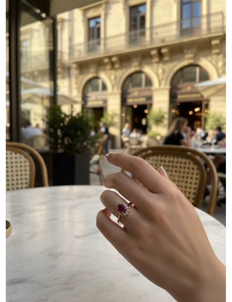 Victoria: Anillo de Rubí 4x6 mm Oval y Diamantes · Oro Amarillo  18k