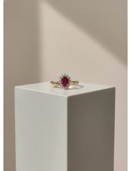 Victoria: Anillo de Rubí 4x6 mm Oval y Diamantes · Oro Amarillo  18k