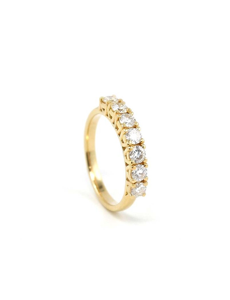 Anillo tipo media alianza Brenda en oro amarillo de 18 quilates con siete diamantes de talla brillante engastados en línea.