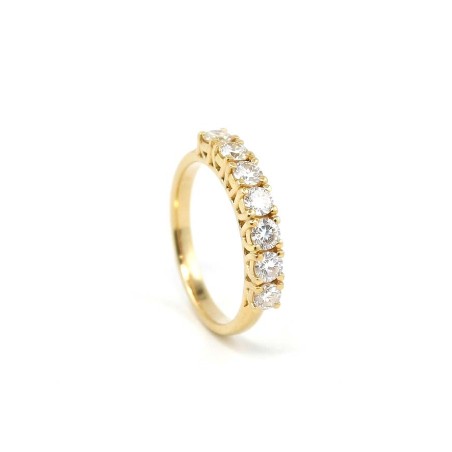 Anillo tipo media alianza Brenda en oro amarillo de 18 quilates con siete diamantes de talla brillante engastados en línea.