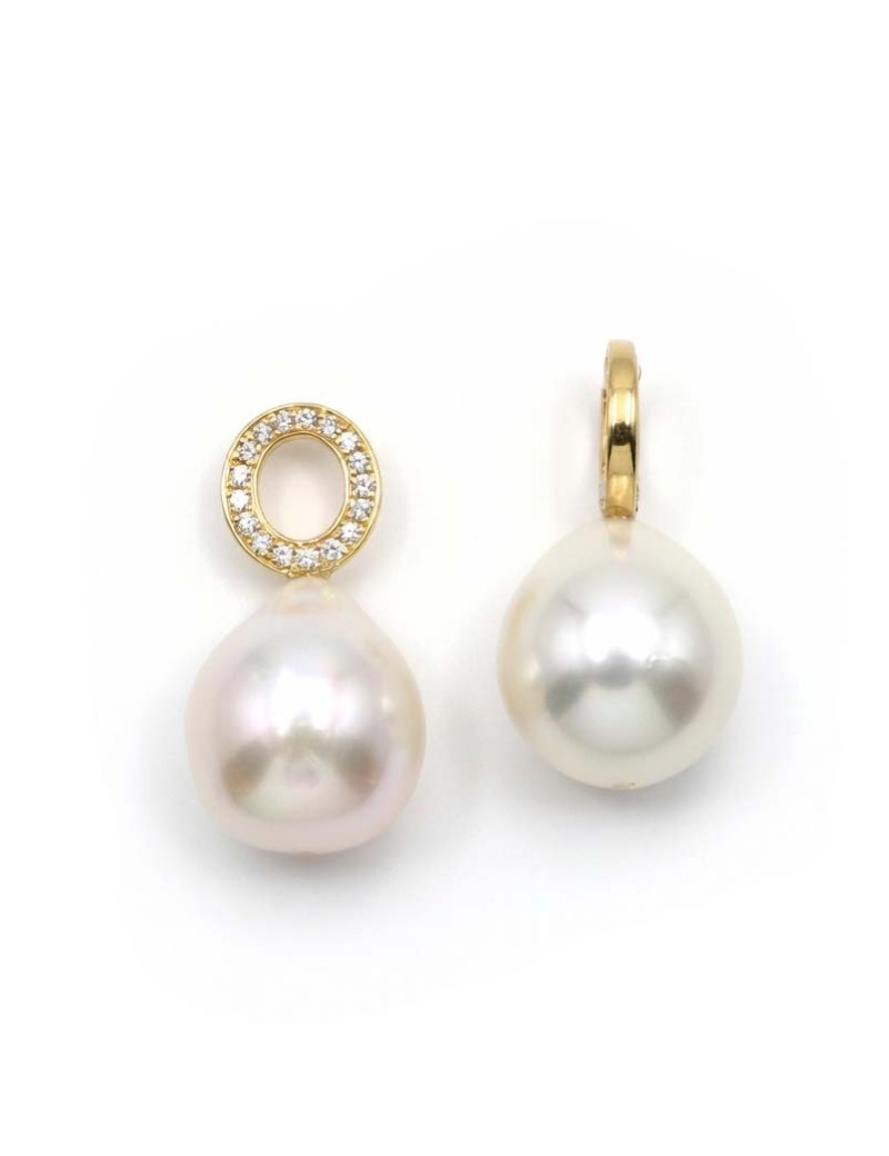 Pareja de apliques para pendientes en oro amarillo de 18 quilates con cerco de diamantes brillantes y perla cultivada colgante.