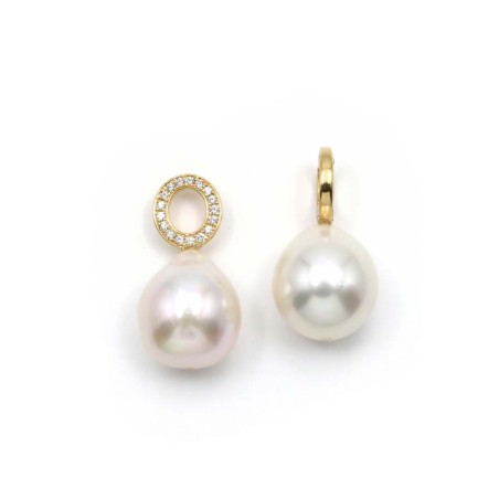 Pareja de apliques para pendientes en oro amarillo de 18 quilates con cerco de diamantes brillantes y perla cultivada colgante.