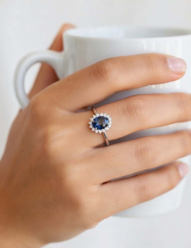 Victoria Anillo Zafiro Oval 0.91ct y Diamantes. Oro 18k · Marga Mira