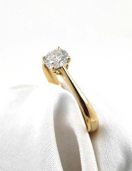 Anillo solitario Beatriz en oro amarillo de 18 quilates con un diamante central de talla brillante certificado por GIA.