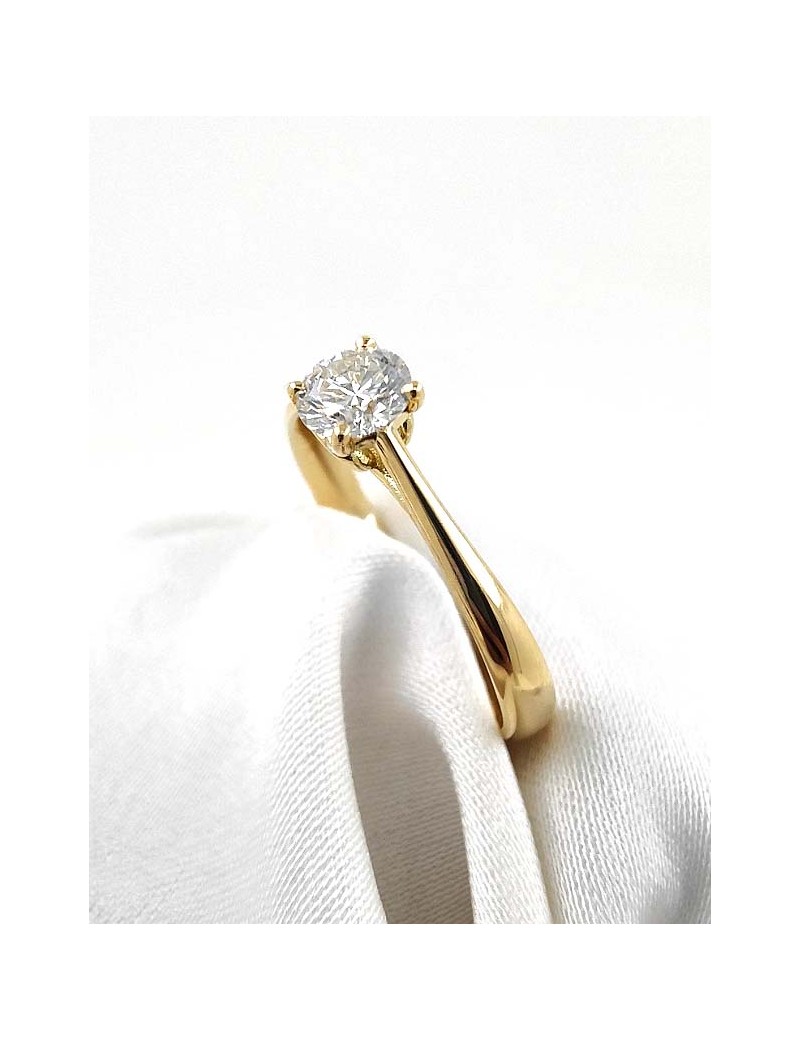 Anillo solitario Beatriz en oro amarillo de 18 quilates con un diamante central de talla brillante certificado por GIA.