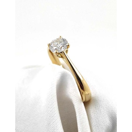 Anillo solitario Beatriz en oro amarillo de 18 quilates con un diamante central de talla brillante certificado por GIA.