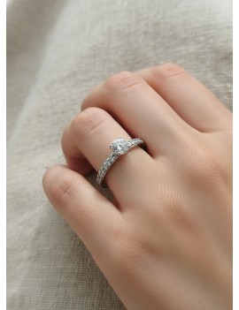 Daisy: Anillo Compromiso de Diamante Solitario GIA en Oro Blanco 18k