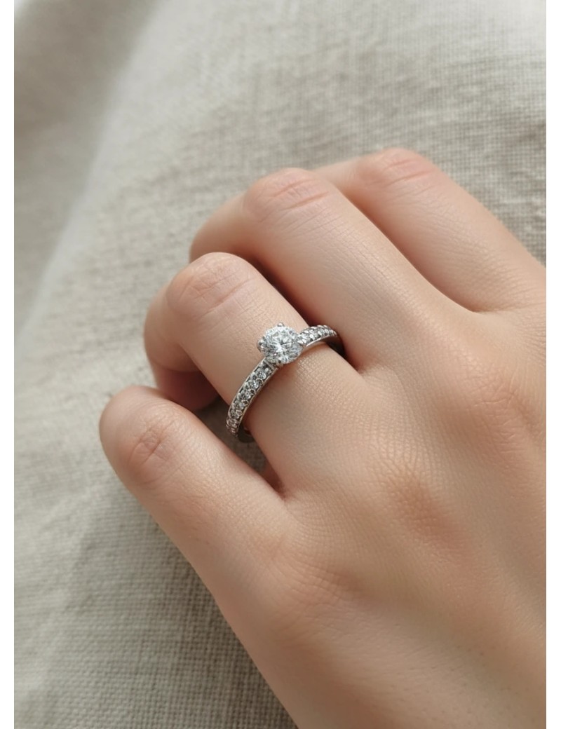 Daisy: Anillo Compromiso de Diamante Solitario GIA en Oro Blanco 18k