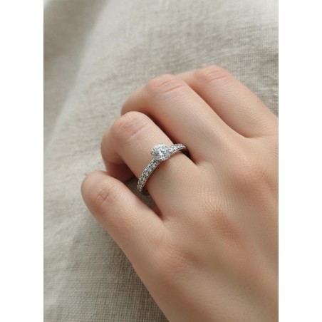 Daisy: Anillo Compromiso de Diamante Solitario GIA en Oro Blanco 18k