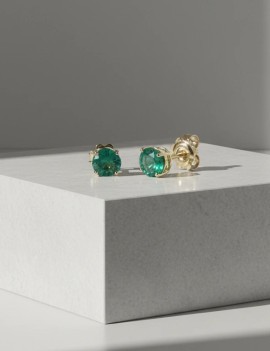Detalle técnico de los pendientes mostrando las esmeraldas y el cierre de presión.
