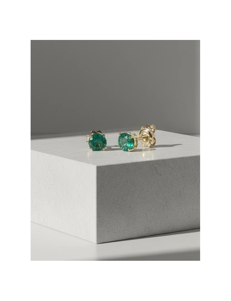 Detalle técnico de los pendientes Sofia mostrando las esmeraldas y el cierre de presión.