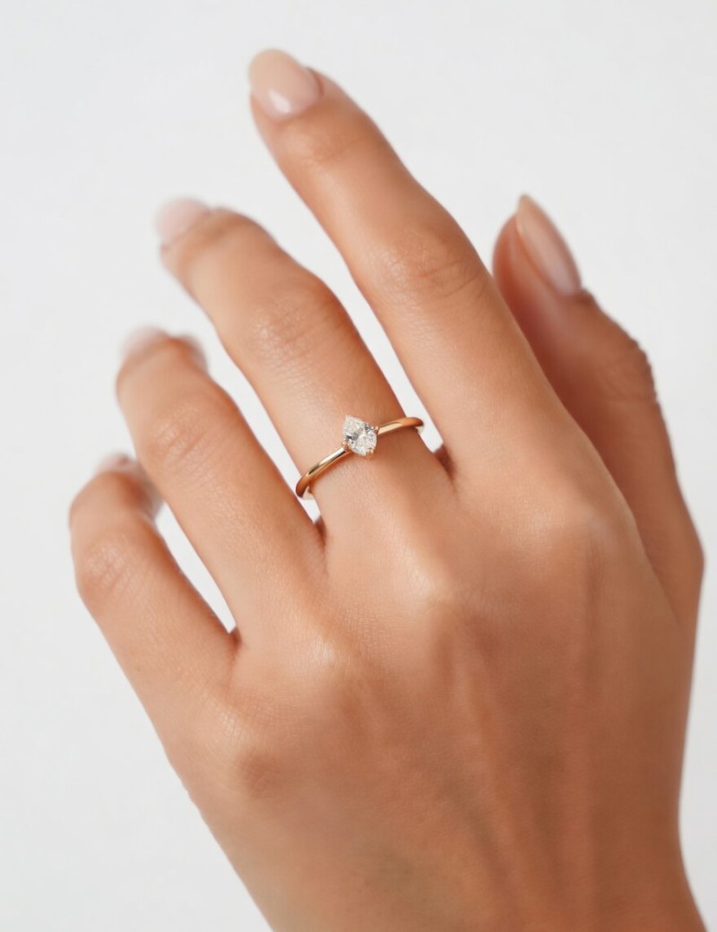 Ines: Anillo Diamante Oval 0.30ct GIA. Oro Amarillo 18k  · Marga mira