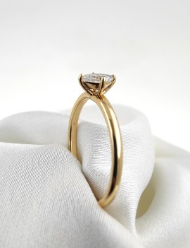 Ines: Anillo Diamante Oval 0.30ct GIA. Oro Amarillo 18k  · Marga mira