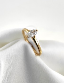 Ines: Anillo Diamante Oval 0.30ct GIA. Oro Amarillo 18k  · Marga mira