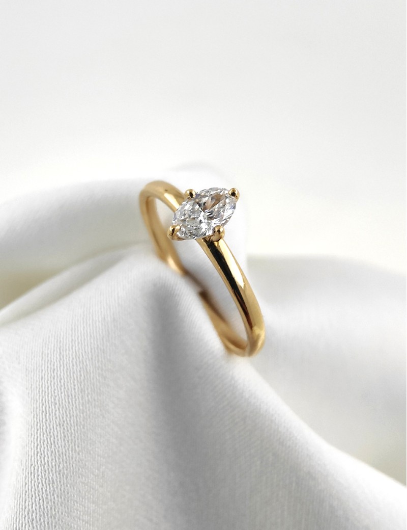 Ines: Anillo Diamante Oval 0.30ct GIA. Oro Amarillo 18k  · Marga mira