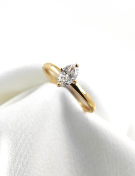 Ines: Anillo Diamante Oval 0.30ct GIA. Oro Amarillo 18k  · Marga mira