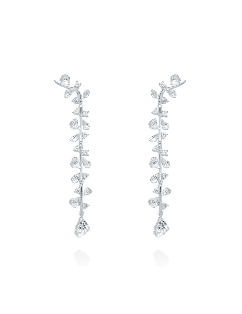 Pendientes de novia largos modelo Guipur XL de 8 cm con diseño botánico en plata con baño de oro y circonitas blancas.