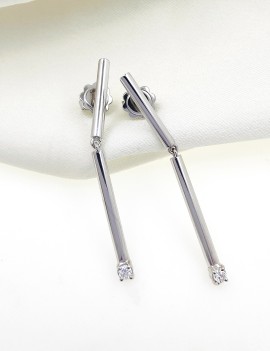 Pendientes lineales en oro blanco de 18 quilates con barras articuladas y diamantes brillantes.