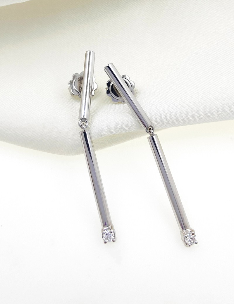 Pendientes lineales en oro blanco de 18 quilates con barras articuladas y diamantes brillantes.
