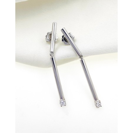 Pendientes lineales en oro blanco de 18 quilates con barras articuladas y diamantes brillantes.