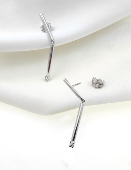 Pendientes lineales con diamantes 0,10 ct. Oro blanco 18k · Marga Mira