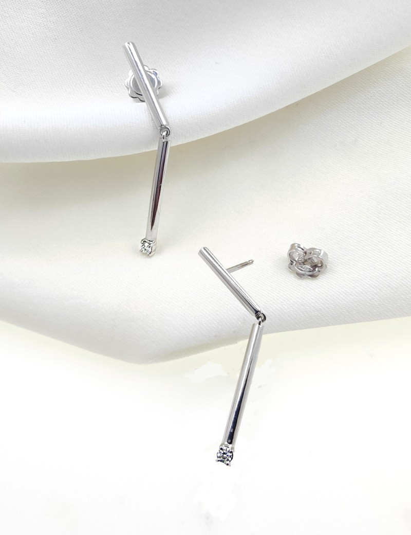 Pendientes lineales con diamantes 0,10 ct. Oro blanco 18k · Marga Mira
